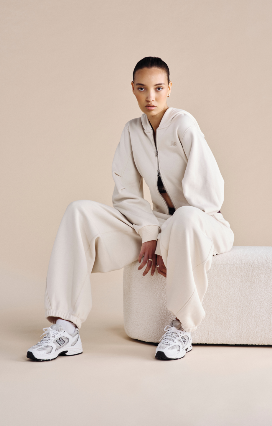 woman wearing new balance 530 sneakers